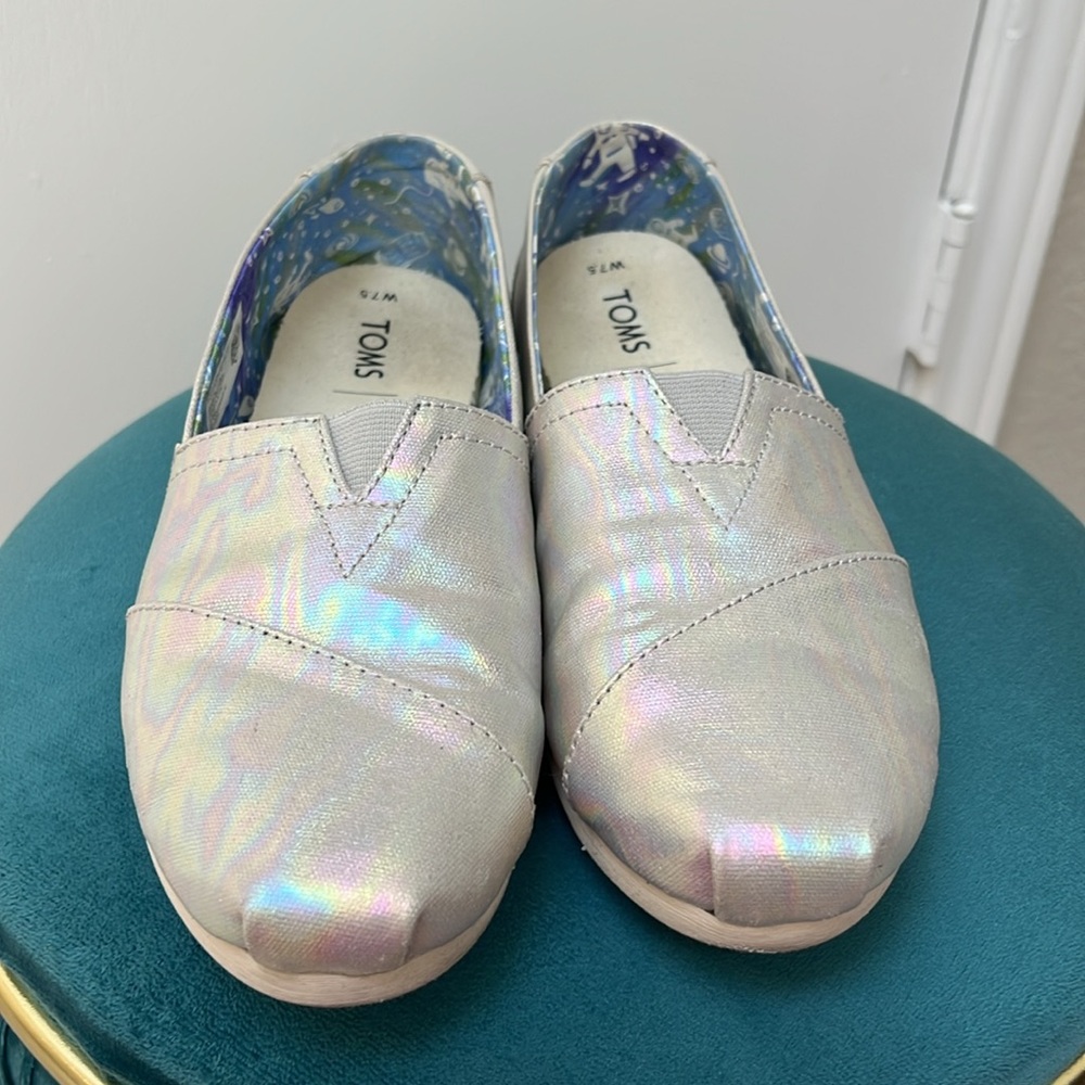 Toms Iridescent Holographic Silver Toms, Size 7.5